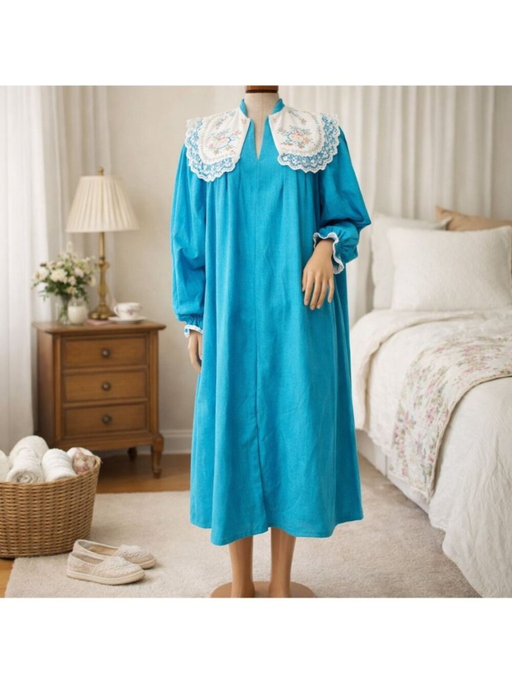 Womens Robe Ashley Taylor Sz Medium Blue Long Sleeve House Coat Embroidered Vtg